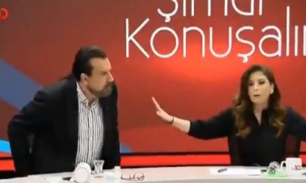 Canlı yayında masaları yumrukladılar!